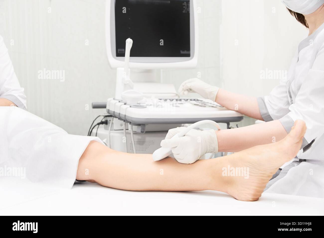 Arzt Ultraschall Knietest. Scannen Sie medizinische Geräte. Diagnose Ultraschallfuß. Varicose Knöchel-Untersuchungswerkzeug. Stockfoto