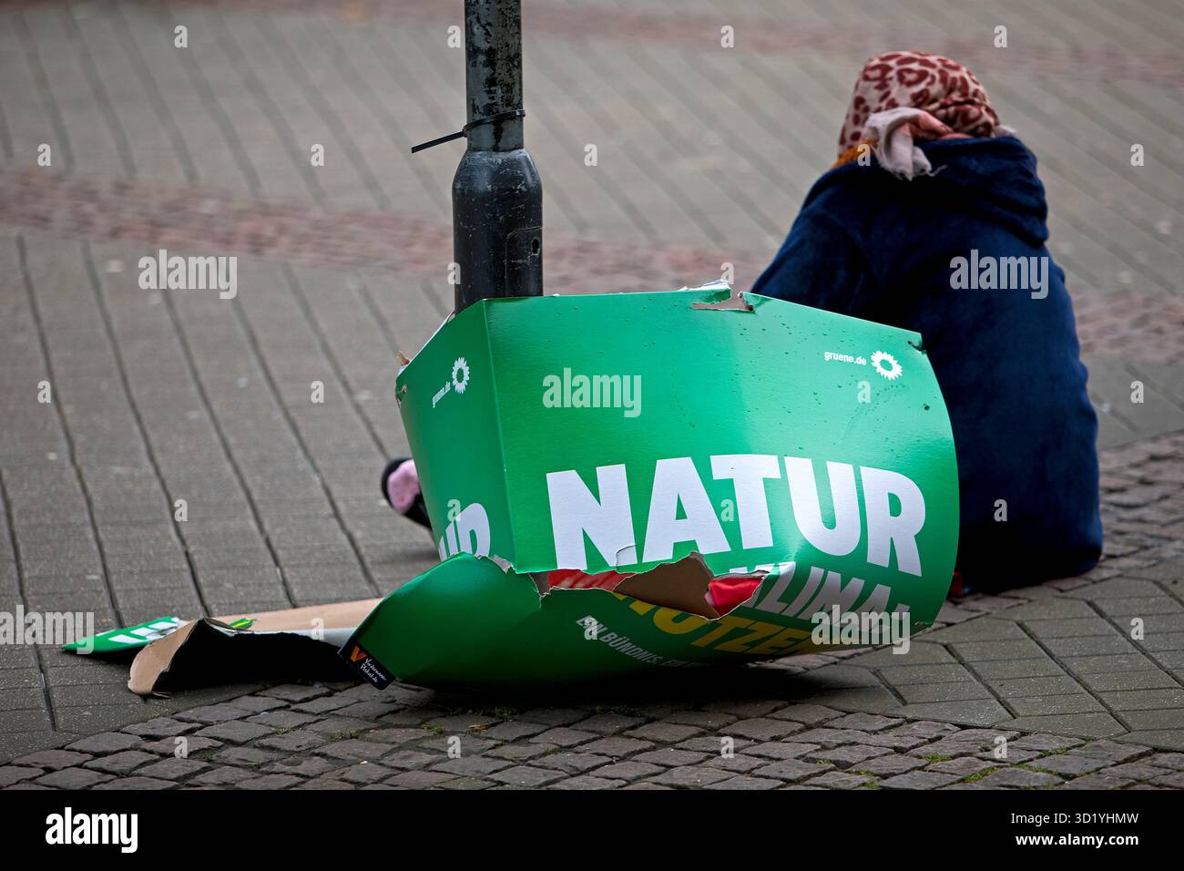 Zerstörtes Wahlplakat der Grünen, symbolisches Foto für Natur oder Grüne am Boden, Deutschland Stockfoto