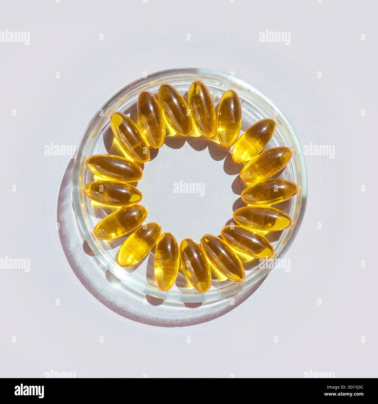 Omega3-Gelkapsel. Gelbes Vitamin. Gesundheit Essen. Diätetikum. Fischöl-Ergänzung. Mikrodosierungskonzept. Goldene Farbtöne Stockfoto