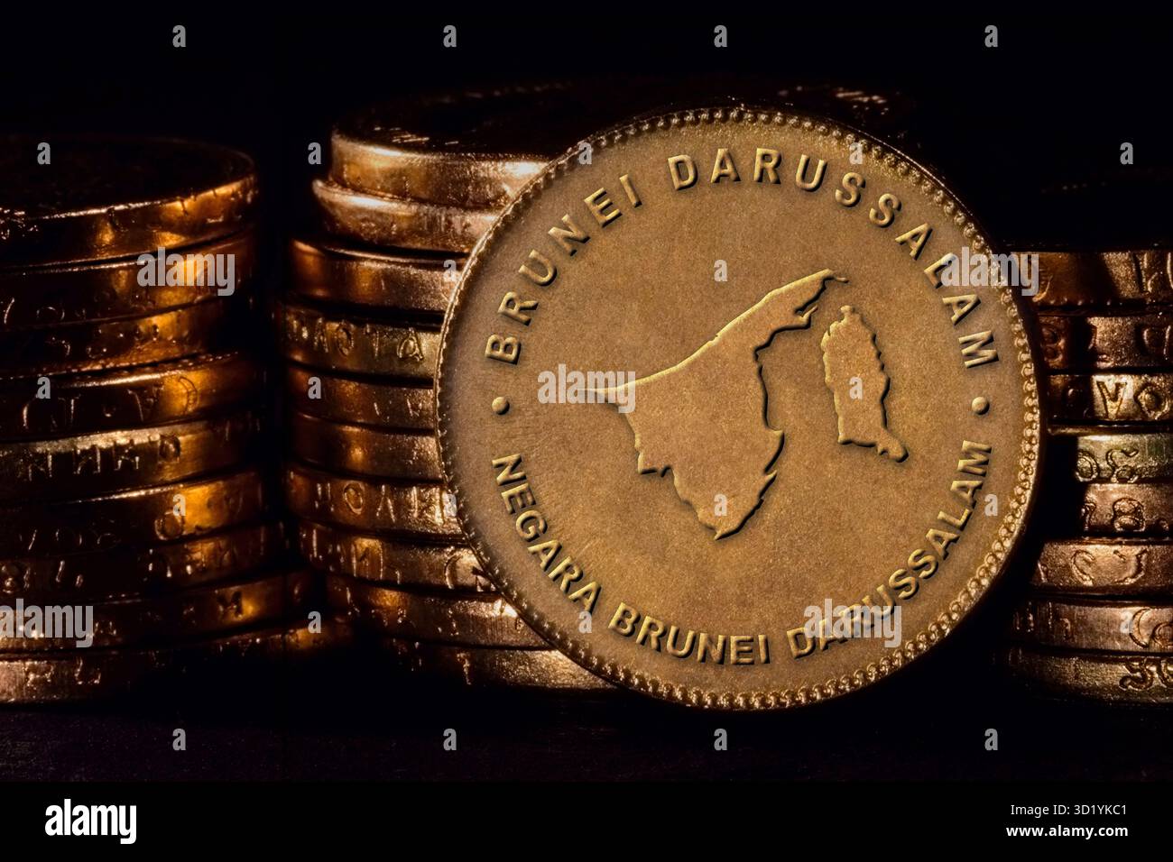 Goldene Münze mit Karte von Brunei Darussalam Stockfoto