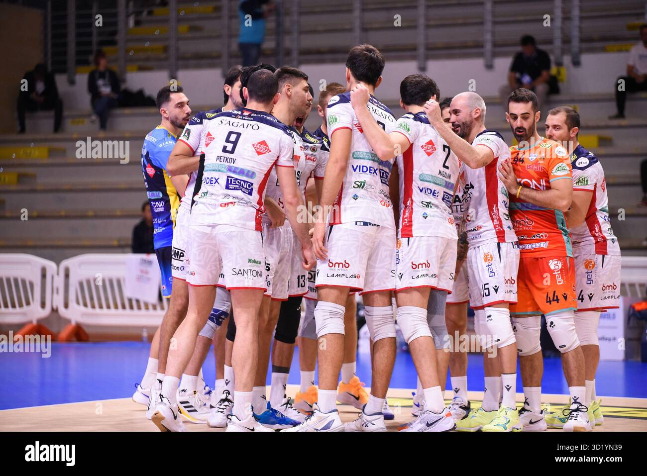 Yuasa Battery Grottazolina während Cisterna Volley vs Yuasa Battery Grottazolina 3-2 (25-22, 22-25, 25-21, 22-25, 15-13 ), Volleyball italienisches Spiel der Serie A Männer Superliga in Cisterna di Latina (LT), Italien, 29. Oktober 2025 Stockfoto