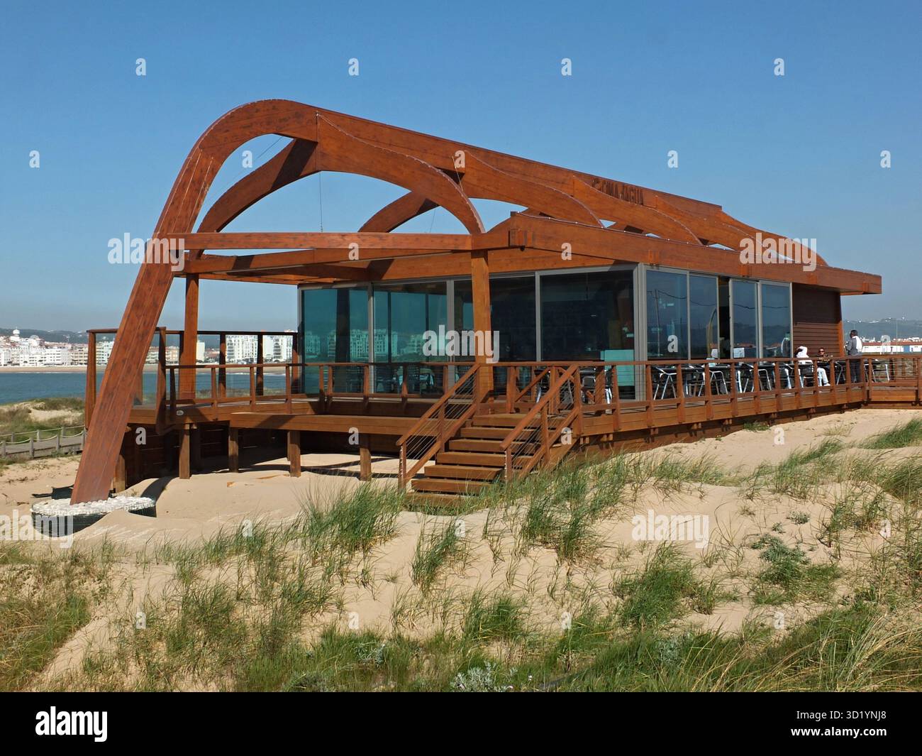 Moderne Strandbar im Sao Martinho do Porto, Centro - Portugal Stockfoto