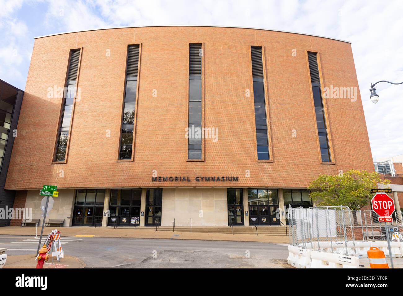 Nashville, TN - 25. Oktober 2025: Vanderbilt Memorial Gymnasium auf dem Campus der Vanderbilt University Stockfoto