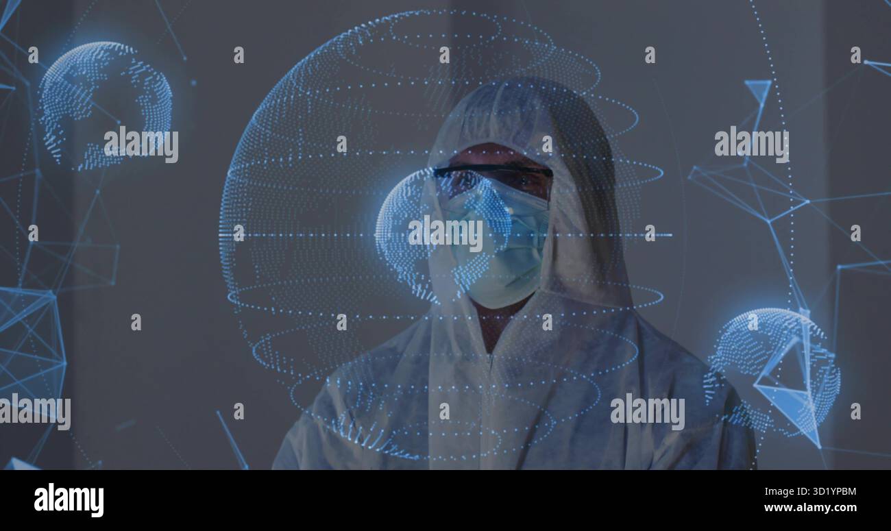 Stehender Techniker im Gefahrenanzug, der holographische Globus im Labor scannt, schwimmende Netzwerkkugeln Stockfoto