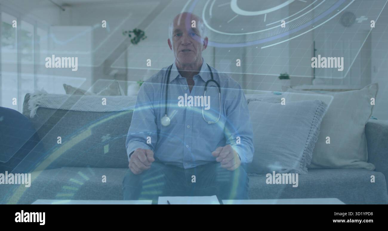Vorstellender Arzt erklärt Patienteninformationen auf grauem Sofa, mit Stethoskop und Telehealth-Overlay Stockfoto