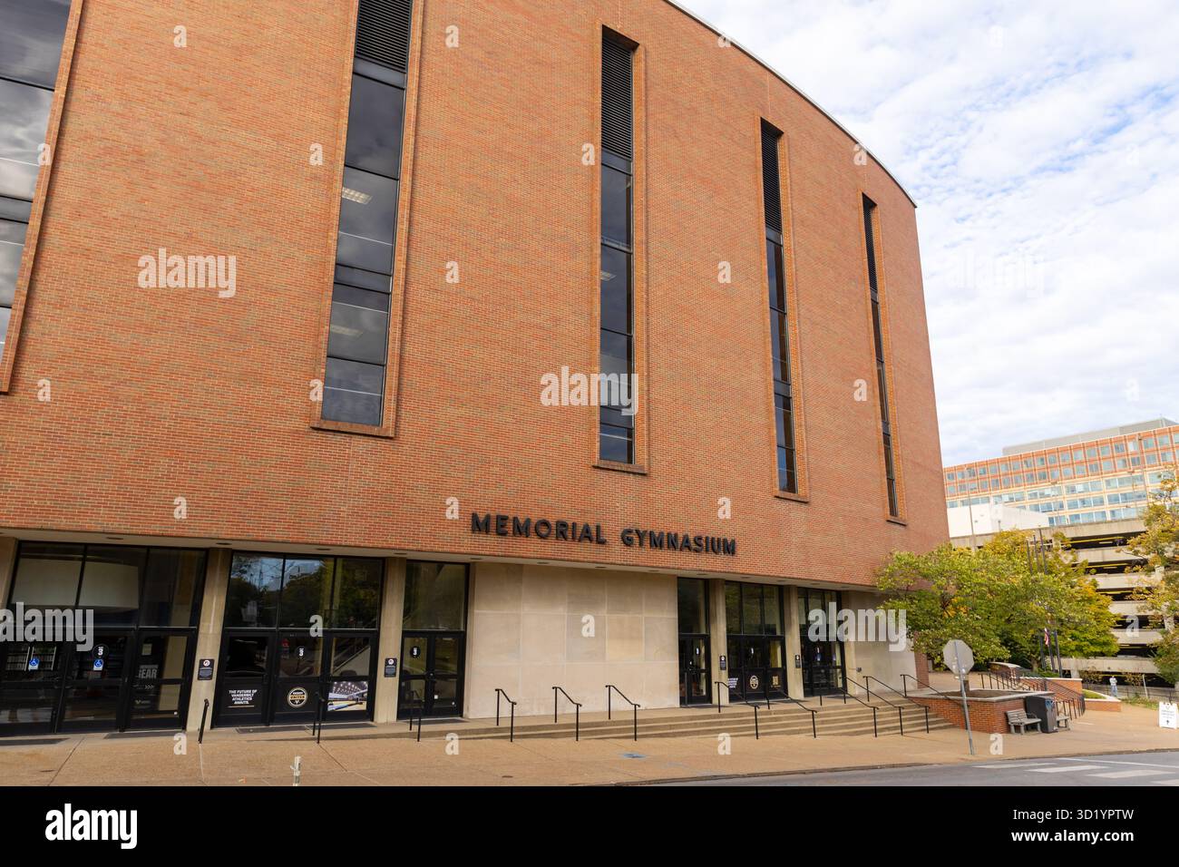 Nashville, TN - 25. Oktober 2025: Vanderbilt Memorial Gymnasium auf dem Campus der Vanderbilt University Stockfoto