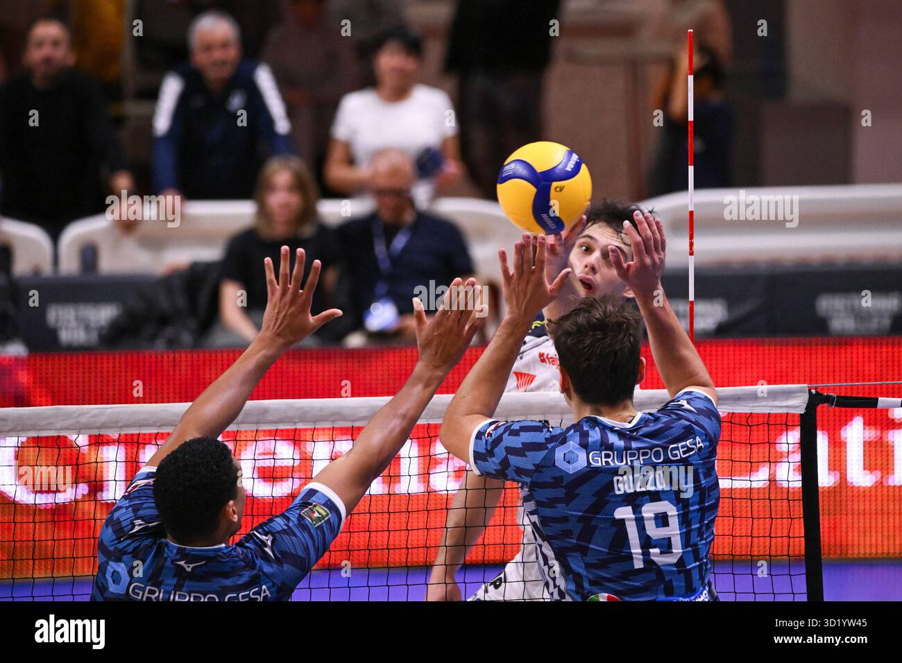 Cisterna Volley, während Cisterna Volley vs Yuasa Battery Grottazzolina 3-2 (25-22, 22-25, 25-21, 22-25, 15-13 ), Volleyball italienisches Spiel der Serie A Männer Superliga in Cisterna di Latina (LT), Italien, 29. Oktober 2025 Stockfoto