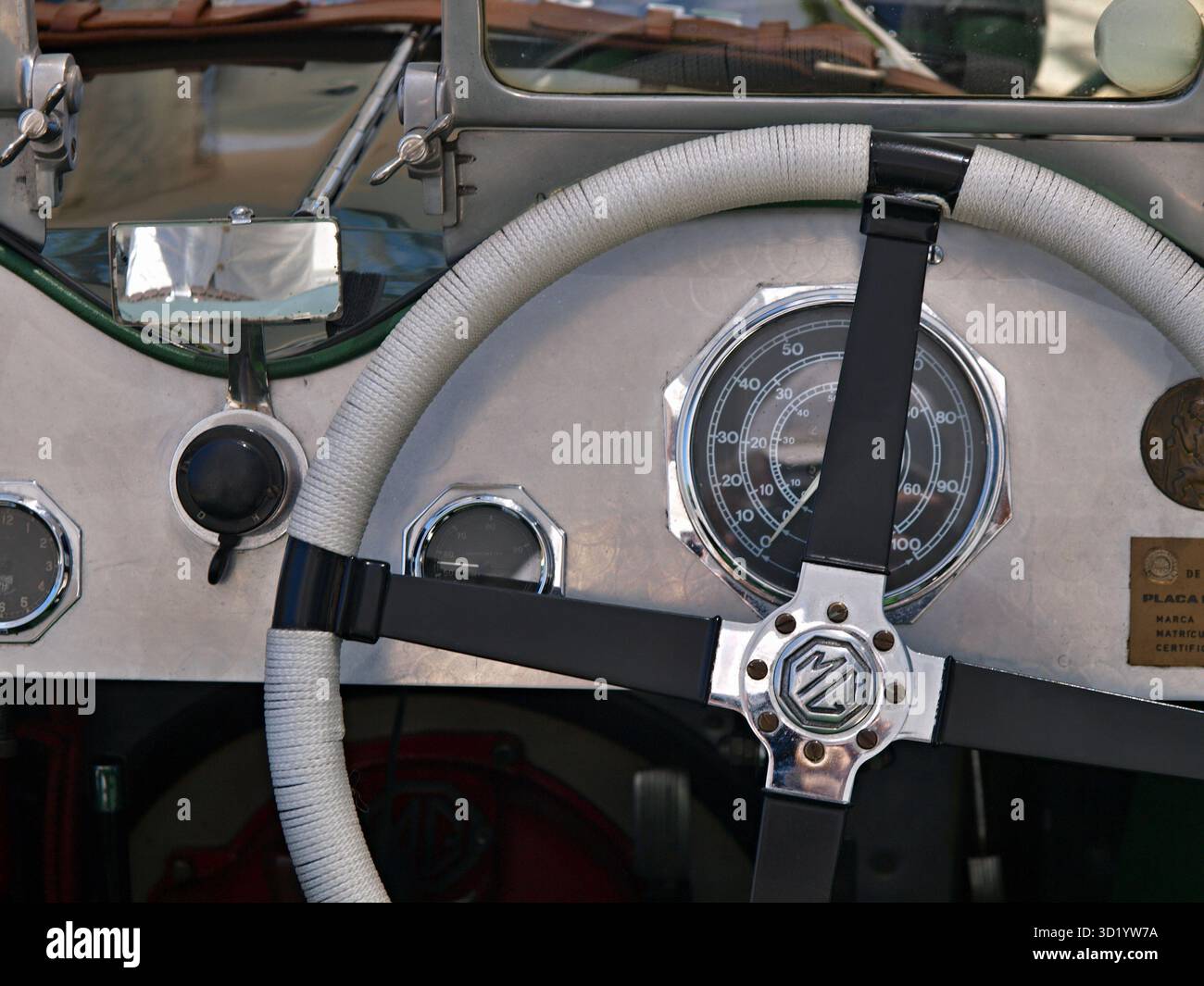 Dashboard eines historischen MG Roadsters Stockfoto