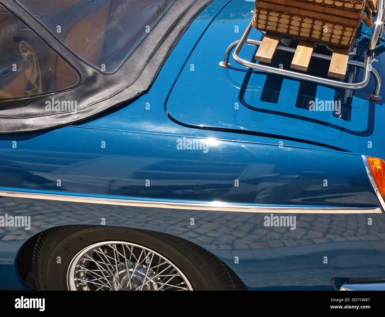 Heck eines klassischen MG Roadsters mit Gepäckträger Stockfoto