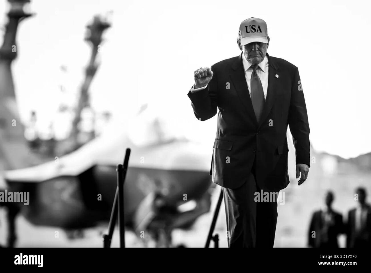 Präsident Donald Trump hebt seine Faust, nachdem er sich am 28. Oktober 2025 an Bord der USS George Washington auf der Yokosuka Naval Base in Japan an Mitglieder des Militärs gewandt hatte. Bild mit freundlicher Genehmigung des Weißen Hauses. Stockfoto