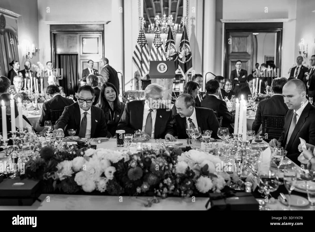 Präsident Donald Trump spricht am 28. Oktober 2025 bei einem offiziellen Abendessen in der Residenz des US-Botschafters in Tokio, Japan, mit japanischen Geschäftsführern. Im Mittelpunkt des Treffens standen die wirtschaftliche Zusammenarbeit zwischen den USA und Japan und Handelsinitiativen. Bild mit freundlicher Genehmigung des Weißen Hauses. Stockfoto