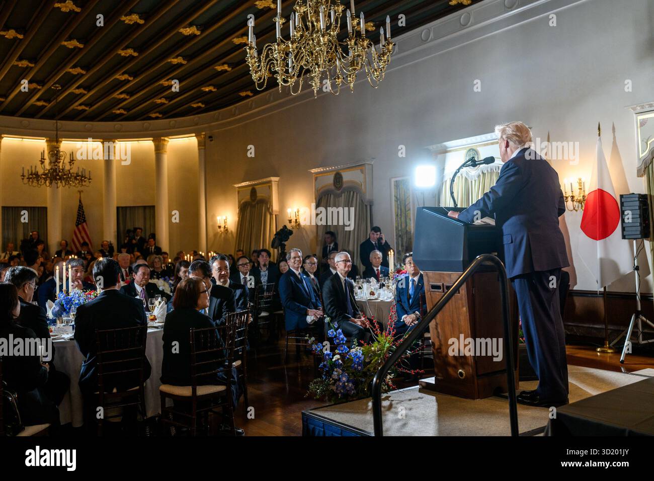 Präsident Donald Trump hält am Dienstag, den 28. Oktober 2025, bei einem Abendessen mit Geschäftsführern in der Residenz des Botschafters in Tokio, Japan, eine Rede. (Offizielles Foto des Weißen Hauses von Molly Riley) Stockfoto