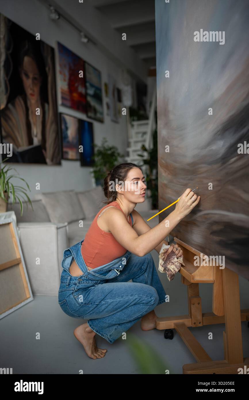Professionelle Künstlerin in Lichtkunststudio, Malerei Bild. Porträt einer kreativen Malerin. Stockfoto