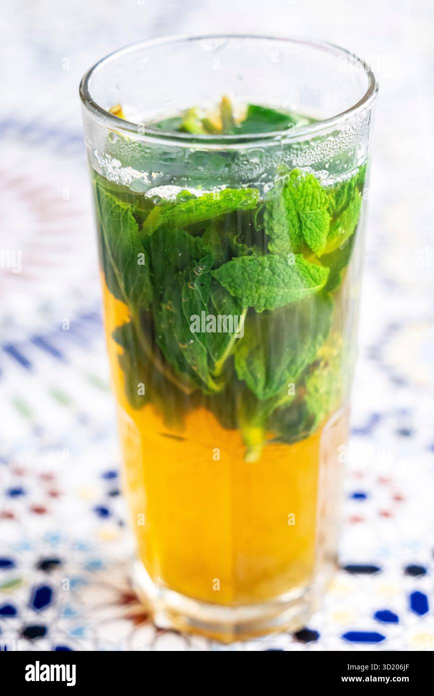 Ein Glas typisch marokkanischer Pfefferminztee Stockfoto