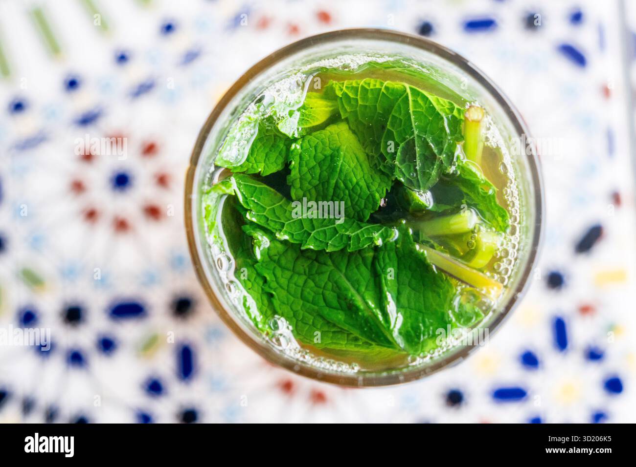 Ein Glas typisch marokkanischer Pfefferminztee Stockfoto