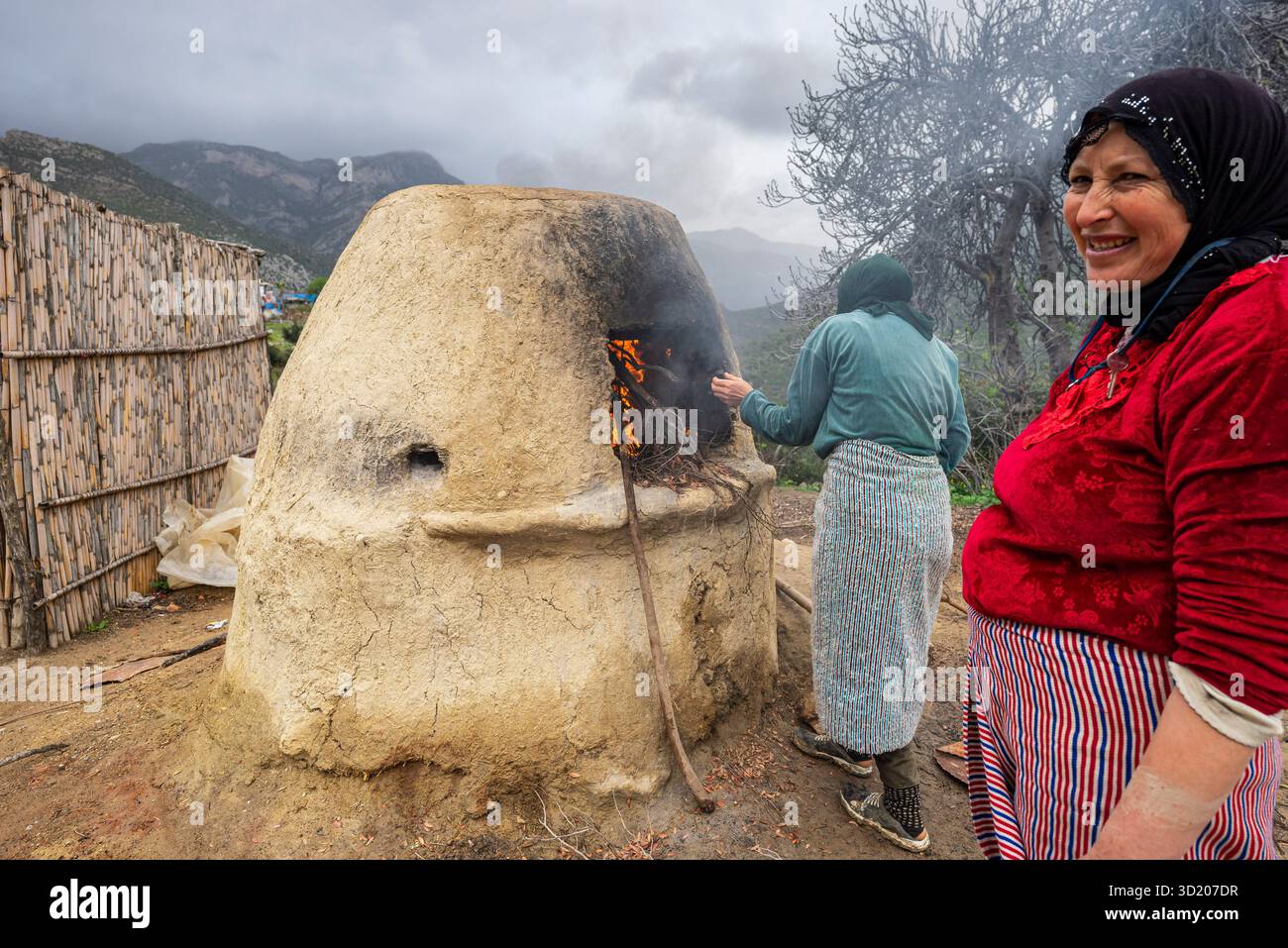 Berberfrauen backen in einem Ofen im Freien Stockfoto