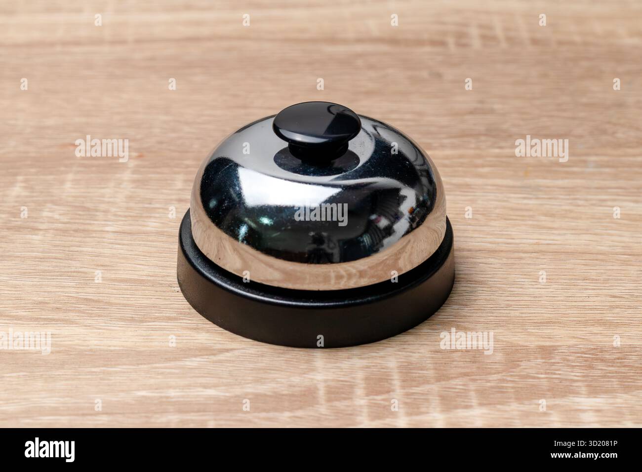Eine Serviceklingel oder eine Glocke auf dem Holztisch Stockfoto