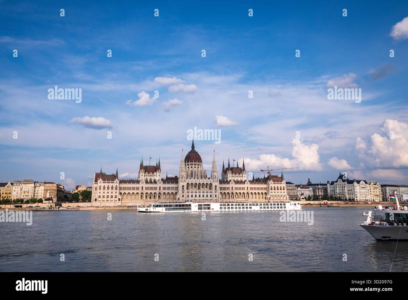 Budapest, Ungarn - 23. Juni 2019: Kreuzfahrtschiffe auf der Donau, vorbei am ungarischen Parlamentsgebäude. Stockfoto