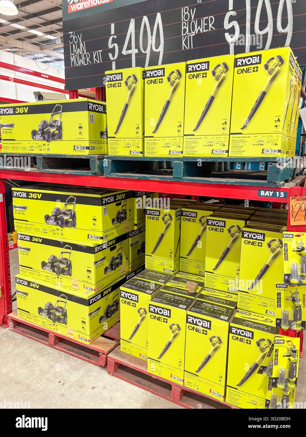 Bunnings Lagerhaus, Ryobi One Gartenblattgebläse und 36 V Rasenmäher-Kit zum Verkauf, Sydney, NSW, Australien Stockfoto