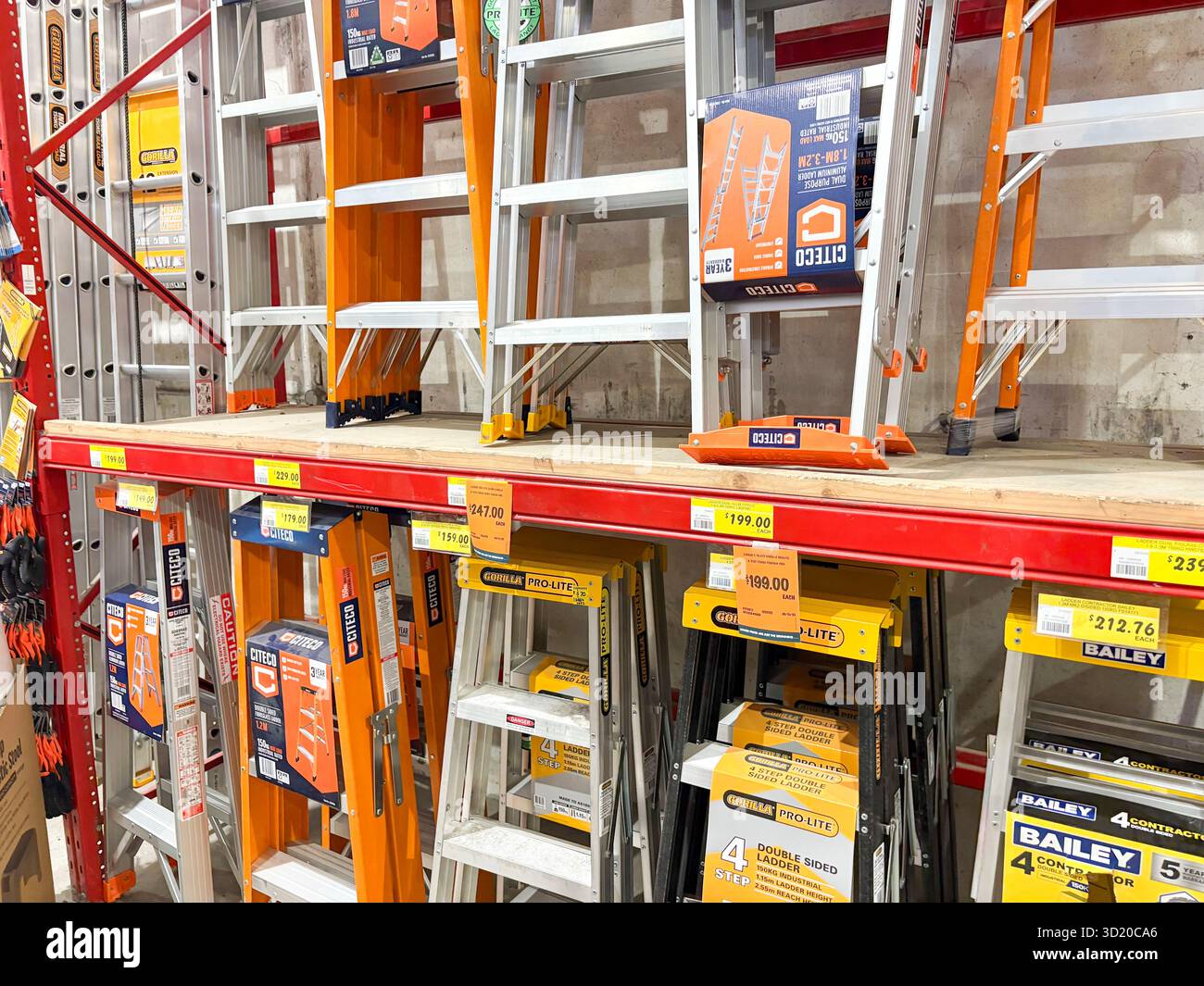 Trittleitern zum Verkauf, leichte Trittleitern aus Glasfaser von Bailey, Gorilla und Citeco in einem Baumarkt von Bunnings in Sydney Stockfoto