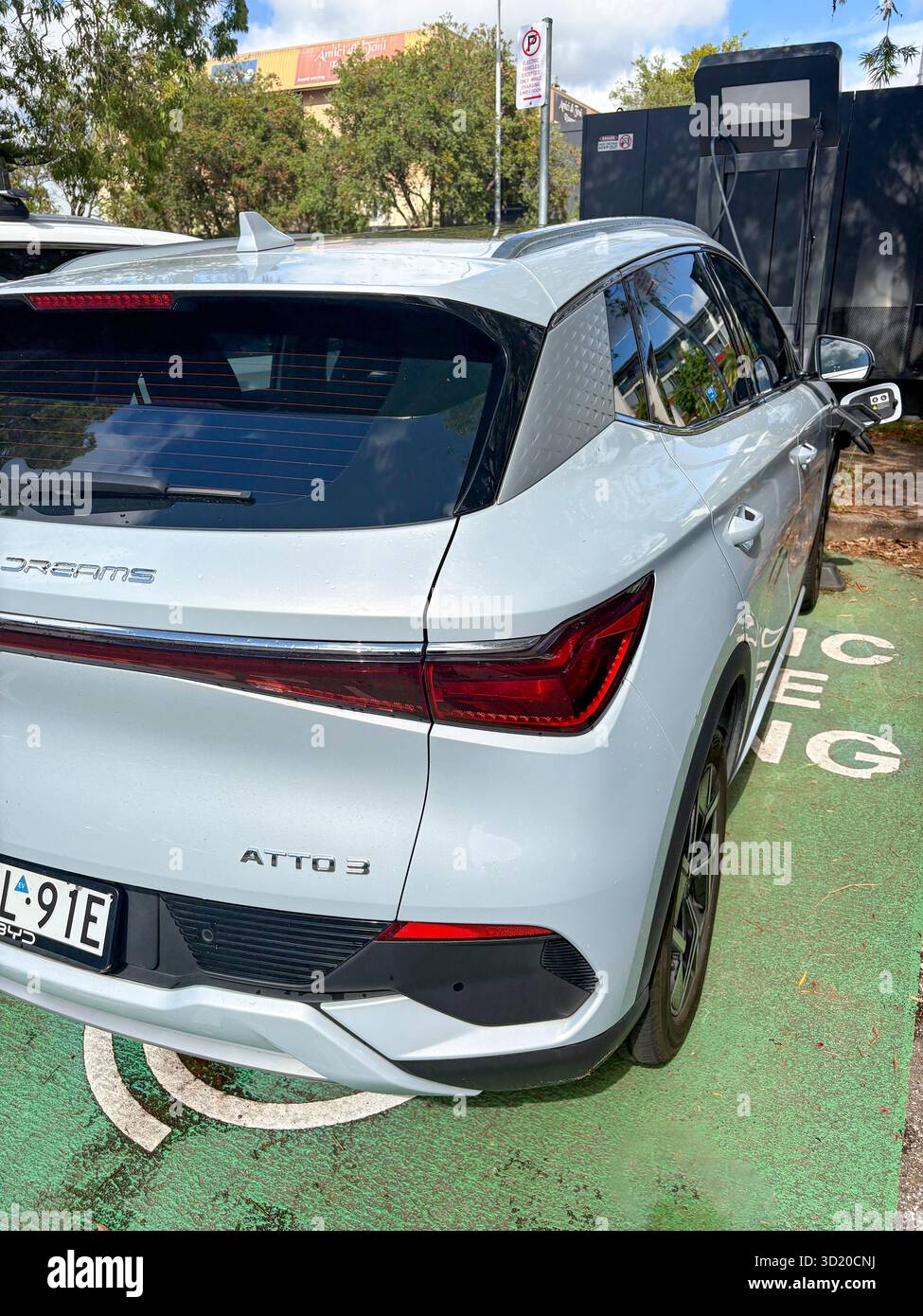 BYD Atto 3 Elektrofahrzeug mit öffentlichem Jolt EV Ladegerät in Mona Vale, Sydney, Australien - Smartphone-aufgenommenes Stockfoto