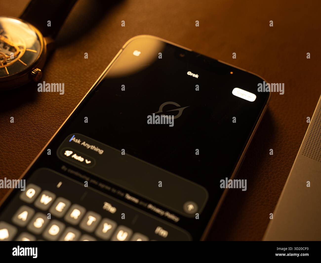 Das GROK AI-Logo wird am 06. Oktober 2025 auf dem Bildschirm eines Smartphones in Bangalore, Indien, angezeigt Stockfoto