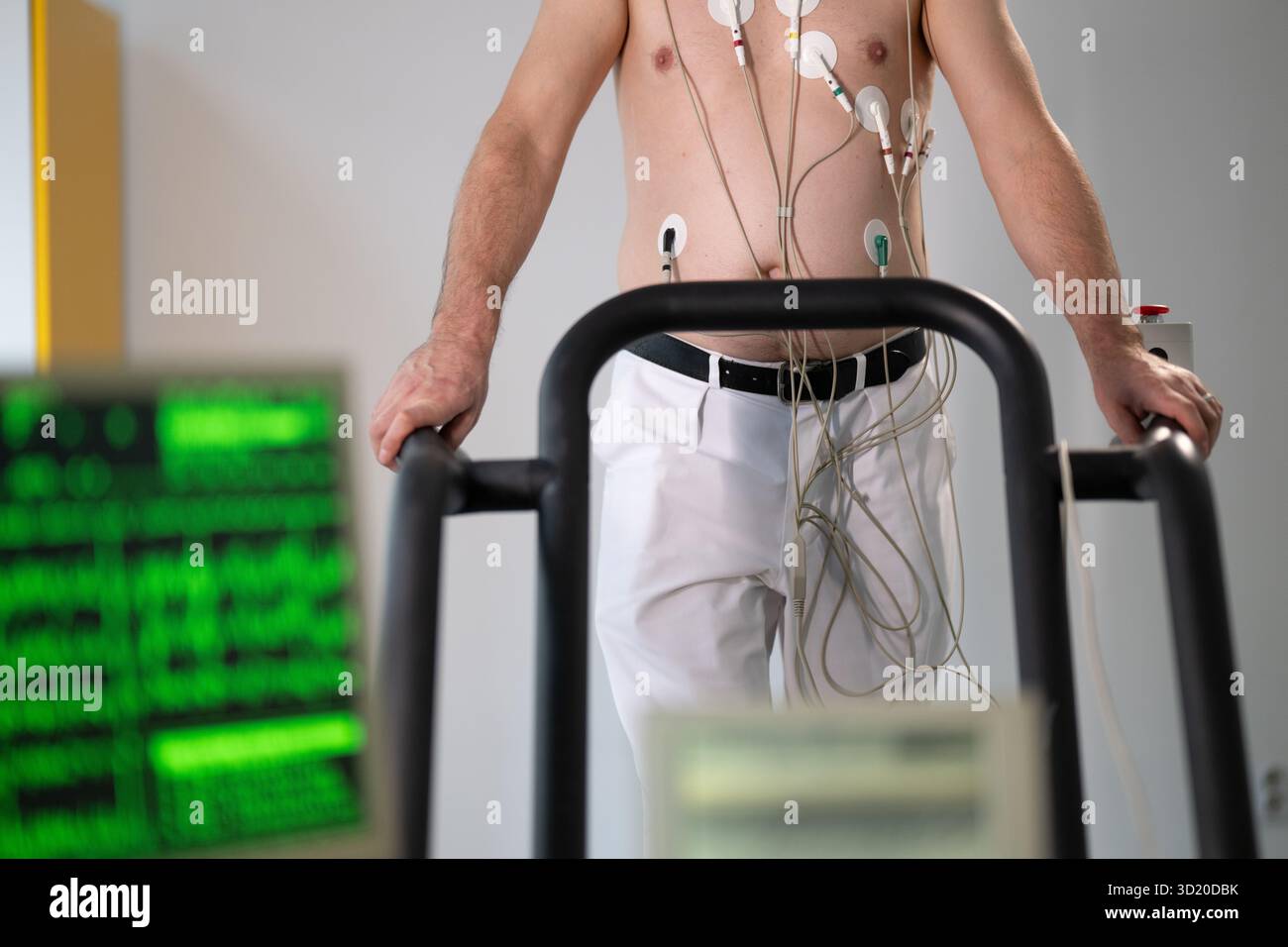 Mann im Herz-Stress-Test und Lungenfunktionstest, Abteilung für  Kardiologie, Krankenhaus Pitie Salpetriere, Paris, Frankreich  Stockfotografie