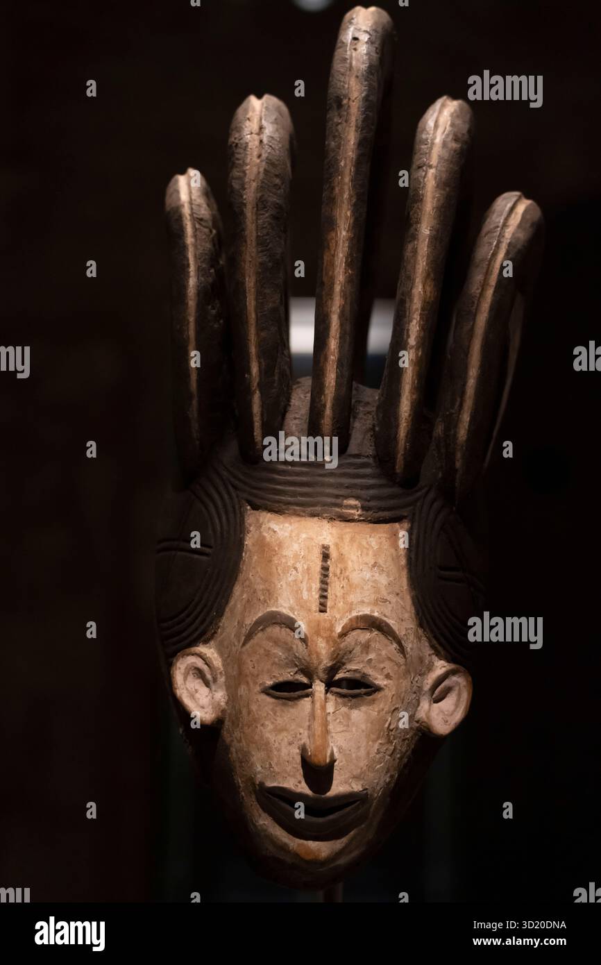 Mmwo Maske zum Gedenken an weibliche Vorfahren, Igbo, Nigeria, 20. Jahrhundert, geschnitztes und gemaltes Holz, MEB, Barcelona, ​​Catalonia Stockfoto