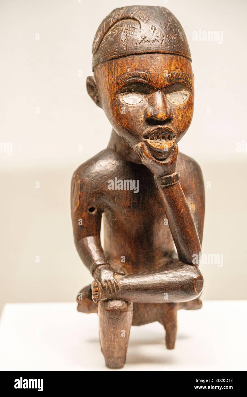 Figur für Ahnenverehrung, Bakongo, Yombe-Mayombe-Gruppe, Demokratische Republik Kongo, 20. Jahrhundert, geschnitztes Holz und mirro Stockfoto