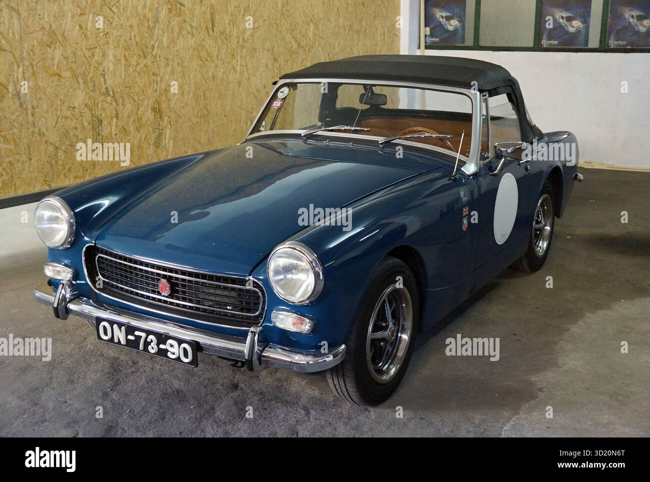 Klassischer Blue MG Midget Sportwagen in der Garage Stockfoto