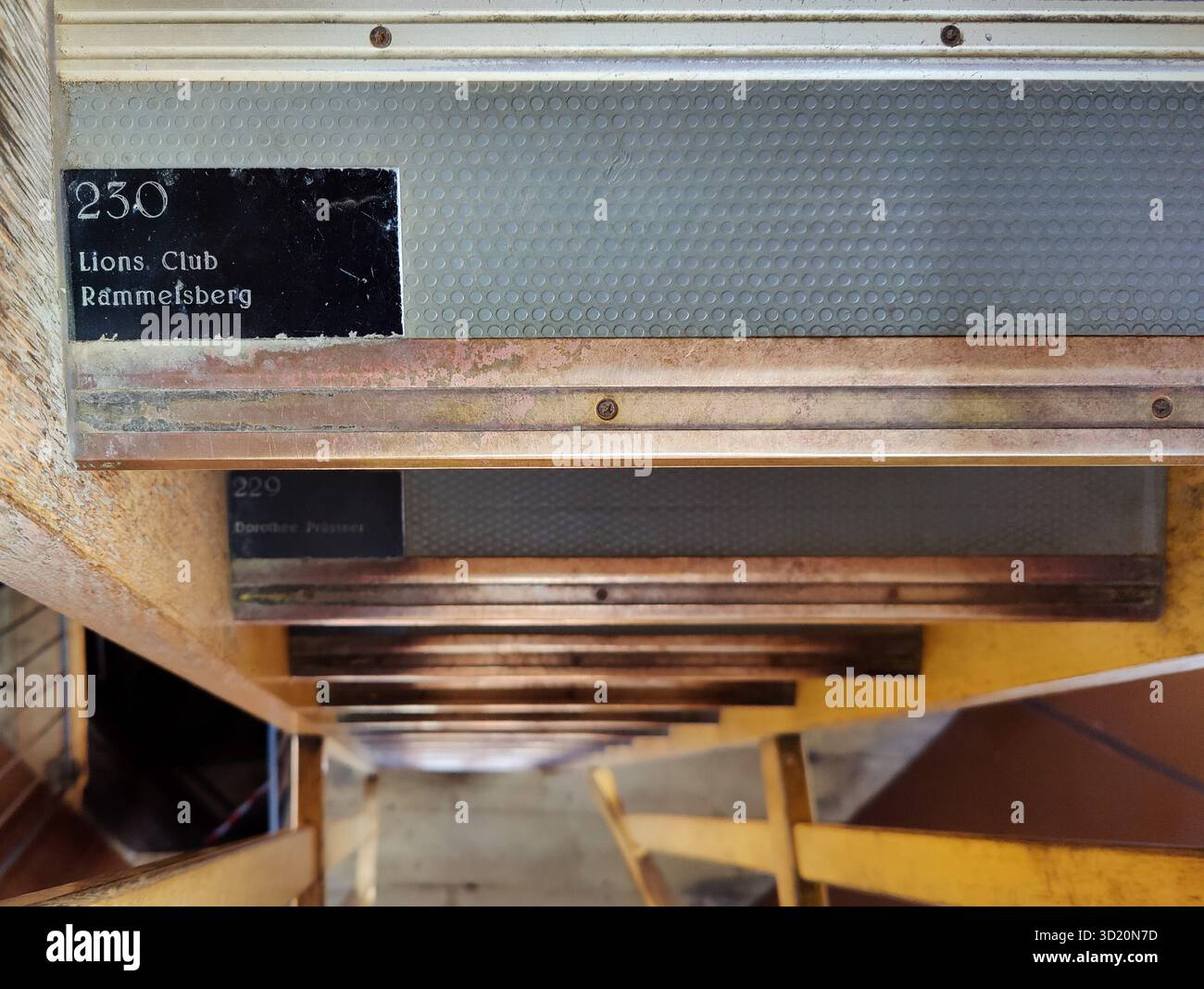 Treppen zum Kirchturm mit Namensschildern auf jeder Stufe als Fundraising, Marktkirche, Goslar, Niedersachsen, Deutschland, Europa Stockfoto