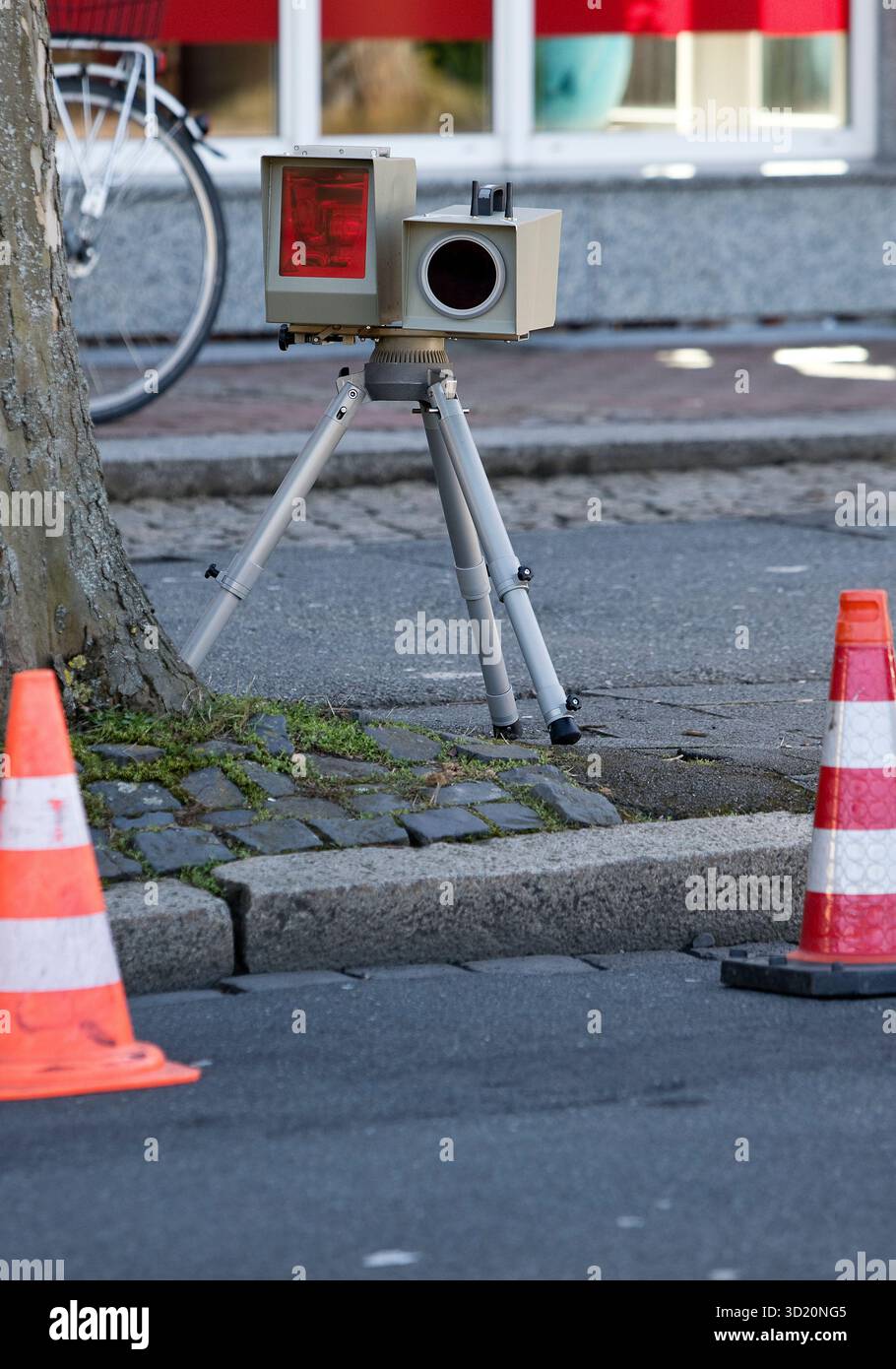 Radarmessgerät am Gehsteig zur Geschwindigkeitsüberwachung im öffentlichen Straßenverkehr, Goslar, Niedersachsen, Deutschland, Europa Stockfoto