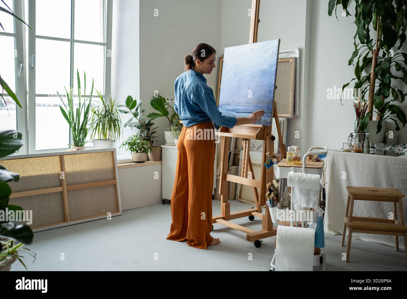 Professionell inspirierte Künstlerinnen veredeln die Landschaftsmalerei im Kunststudio Stockfoto