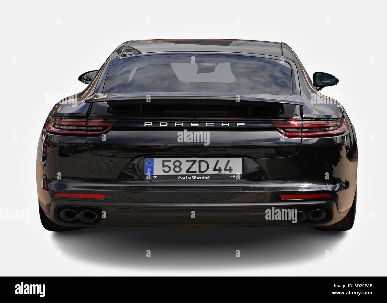 Rückansicht eines Porsche Panamera mit sichtbaren Auspuffrohren, Spoiler und getönten Fenstern Stockfoto