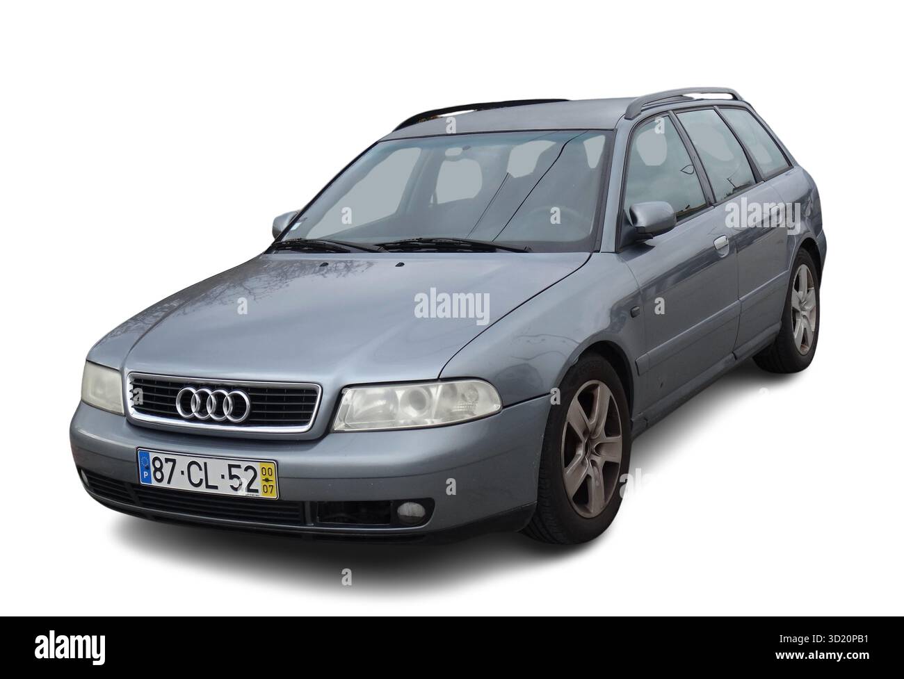 Grau Audi A4 Avant B5 geparkt, Front- und Seitenansicht Stockfoto