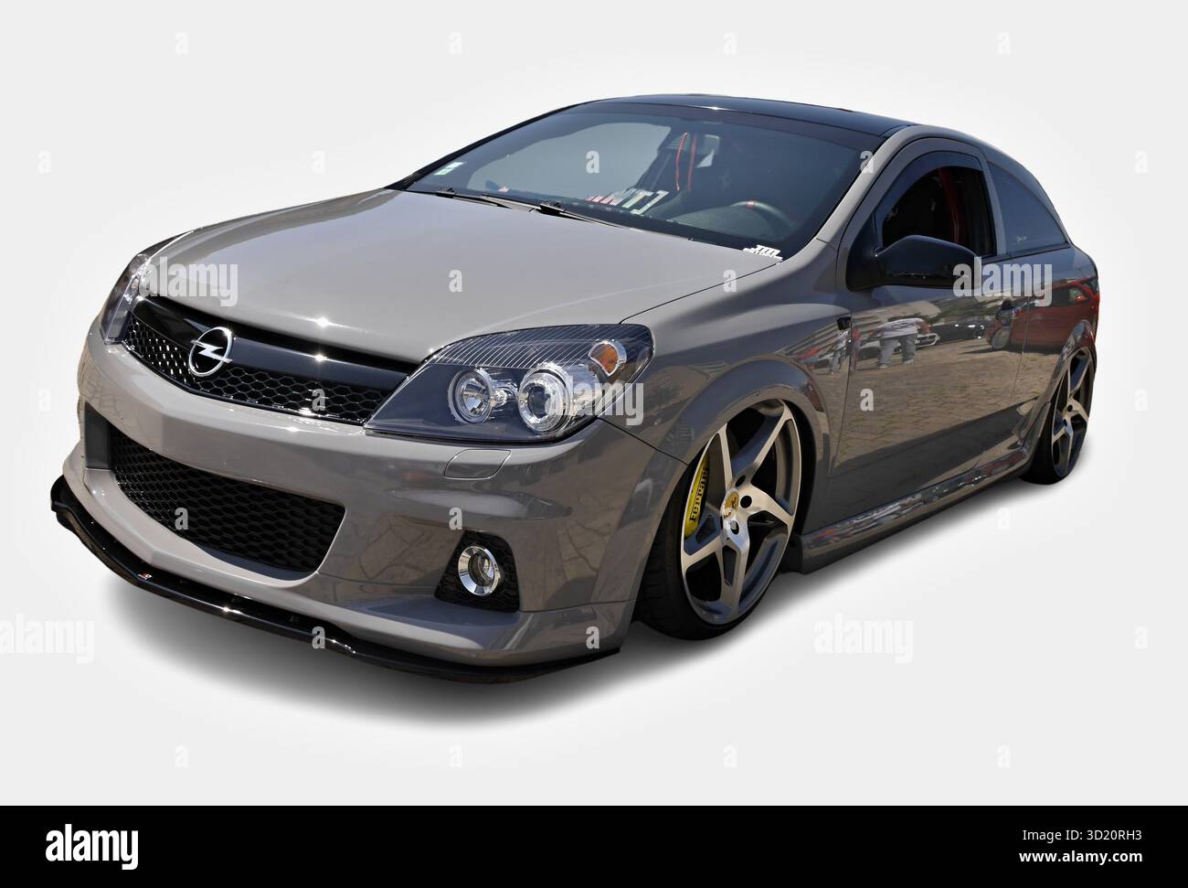 Eleganter grauer Sportwagen mit individuellen Felgen Stockfoto