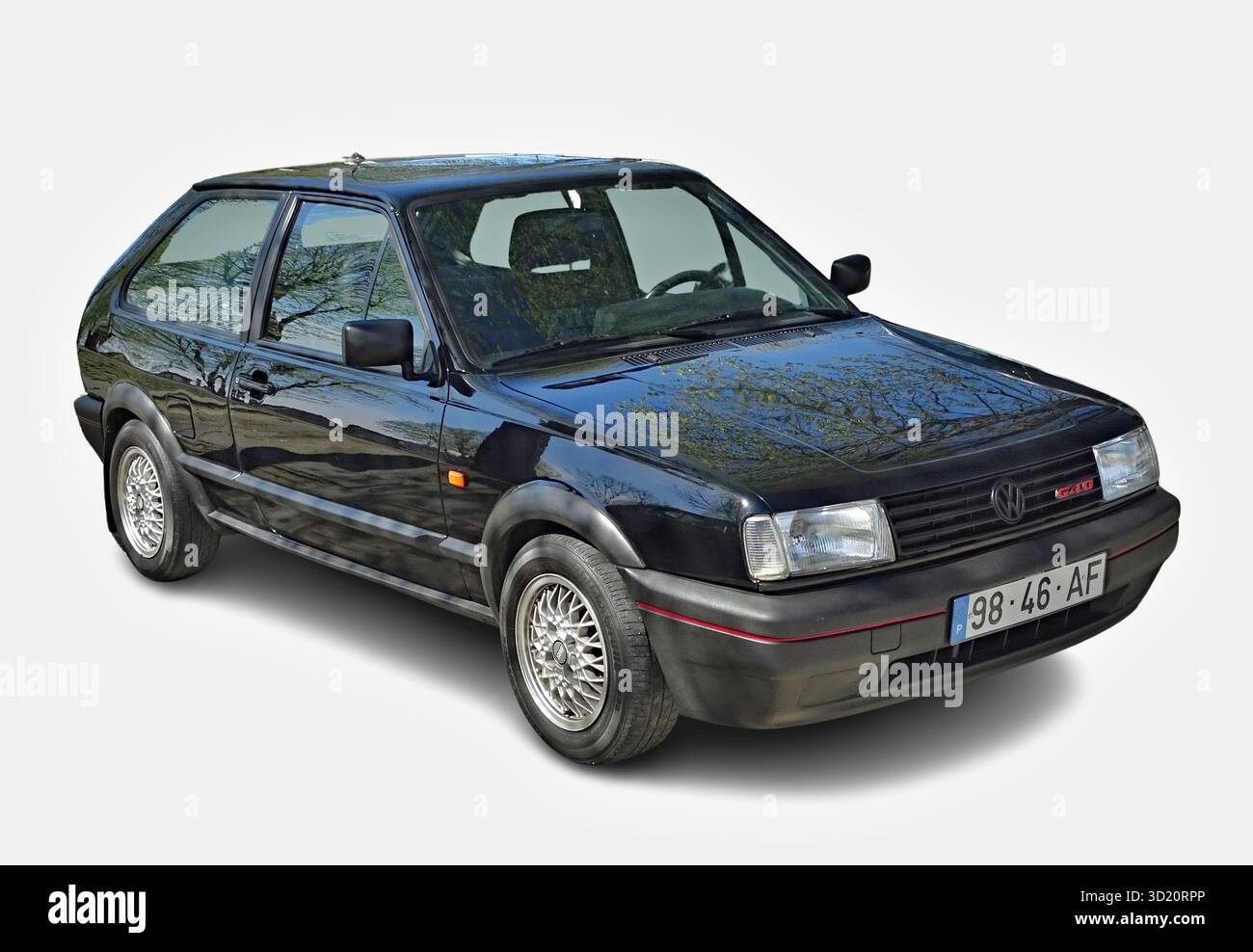 Schwarzer Volkswagen Polo G40 reflektierende Bäume auf weißem Hintergrund Stockfoto