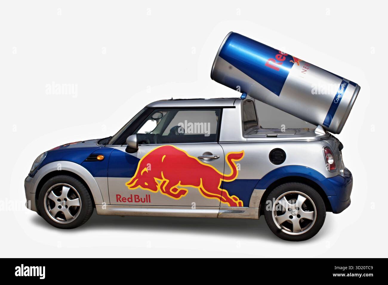 Red Bull Mini Cooper, der Energy Drink mit einer riesigen Dose fördert Stockfoto