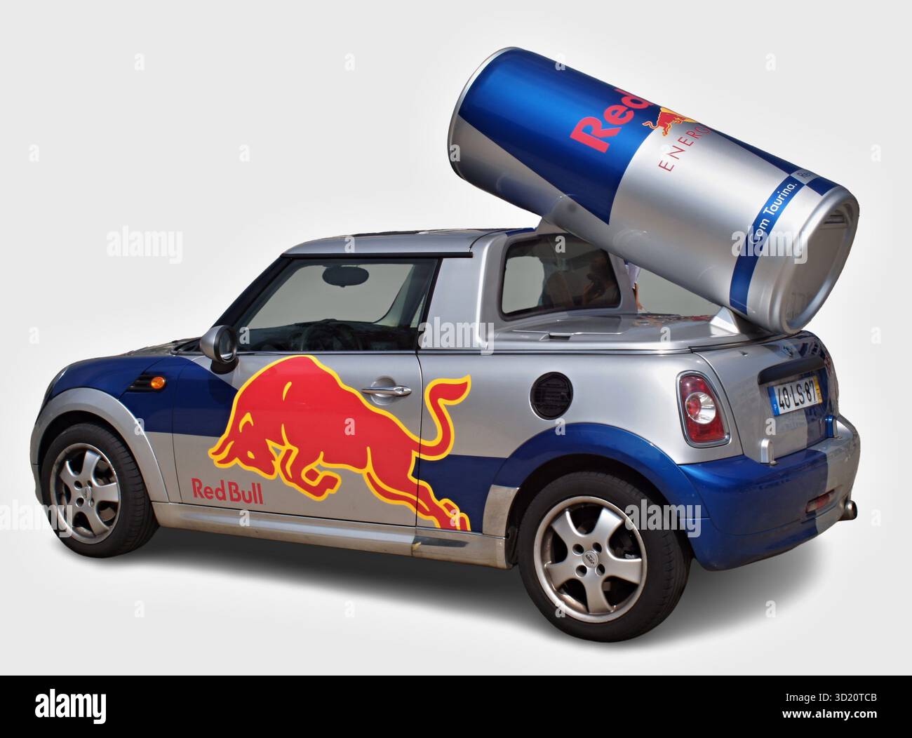 Red Bull Mini Cooper mit übergroßer Energy Drink Dose Stockfoto