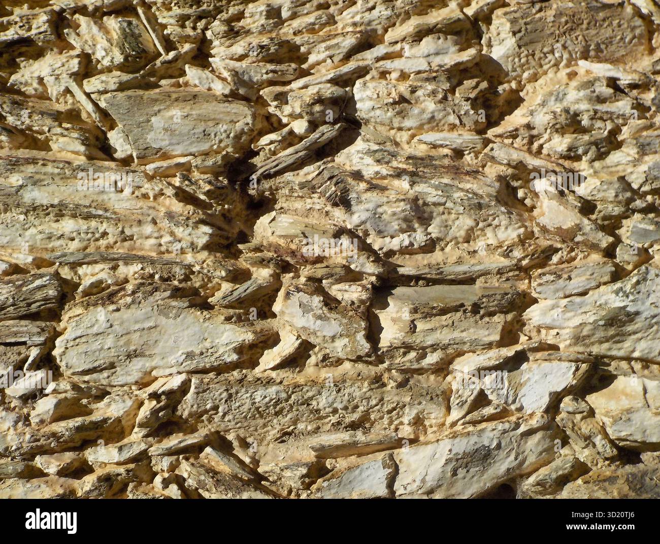 Hintergrund von flachen Steinen, die eine rustikale Wand bilden Stockfoto