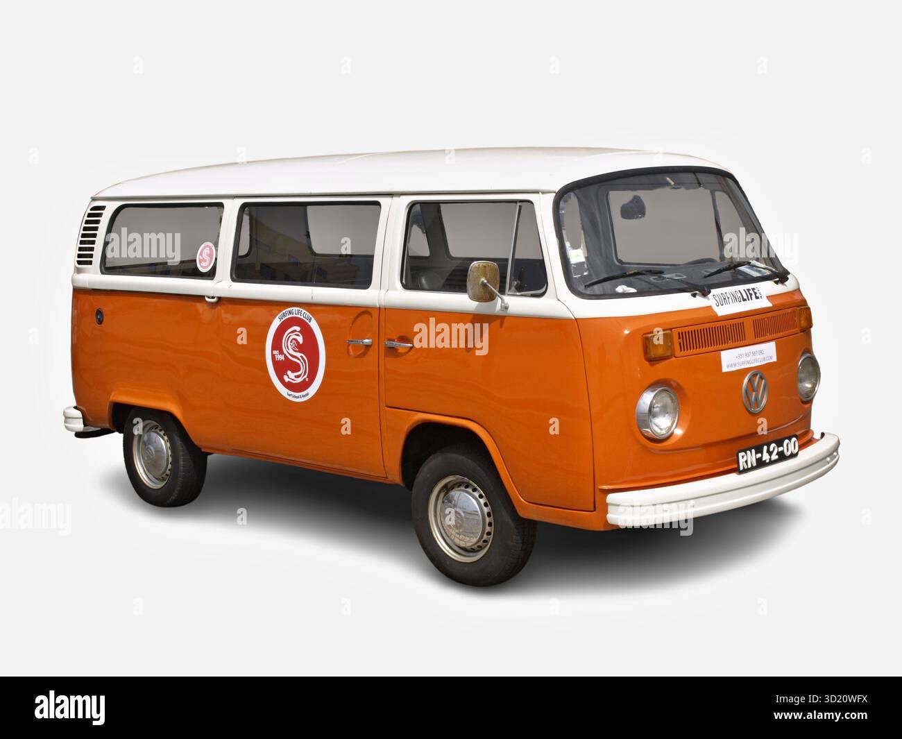 Orangefarbener und weißer Volkswagen Kombi-Van mit Aufklebern zum Surfen Stockfoto