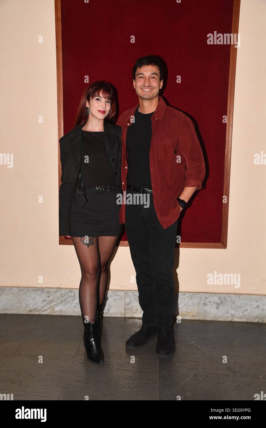 Rom, Italien. Oktober 2025. Rom, Manzoni Theater. Vor der Theateraufführung „Tutta da Aggiustare!“, auf dem Foto: Andrea Dianetti mit seiner Freundin Credit: Independent Photo Agency/Alamy Live News Stockfoto