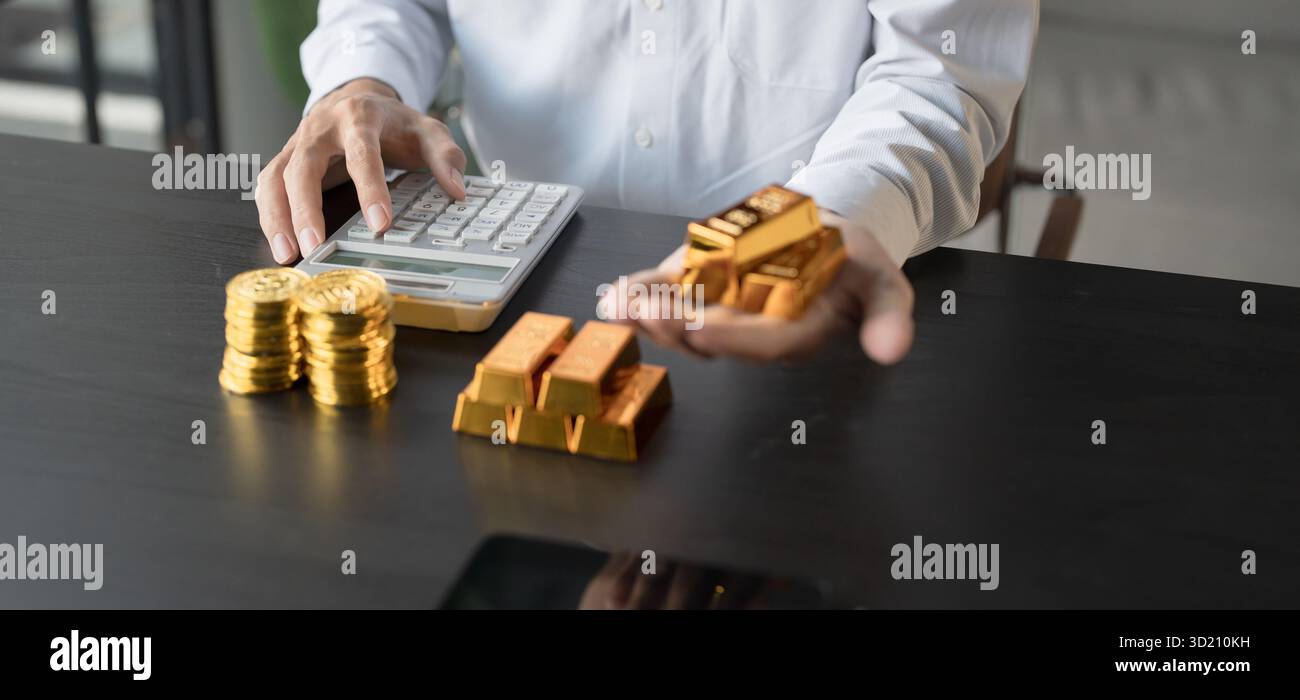 Gold Trading Geschäftsmann Hand bietet Gold Investition in Goldminenunternehmen oder Handel Gold an der Börse Rising Go Stockfoto