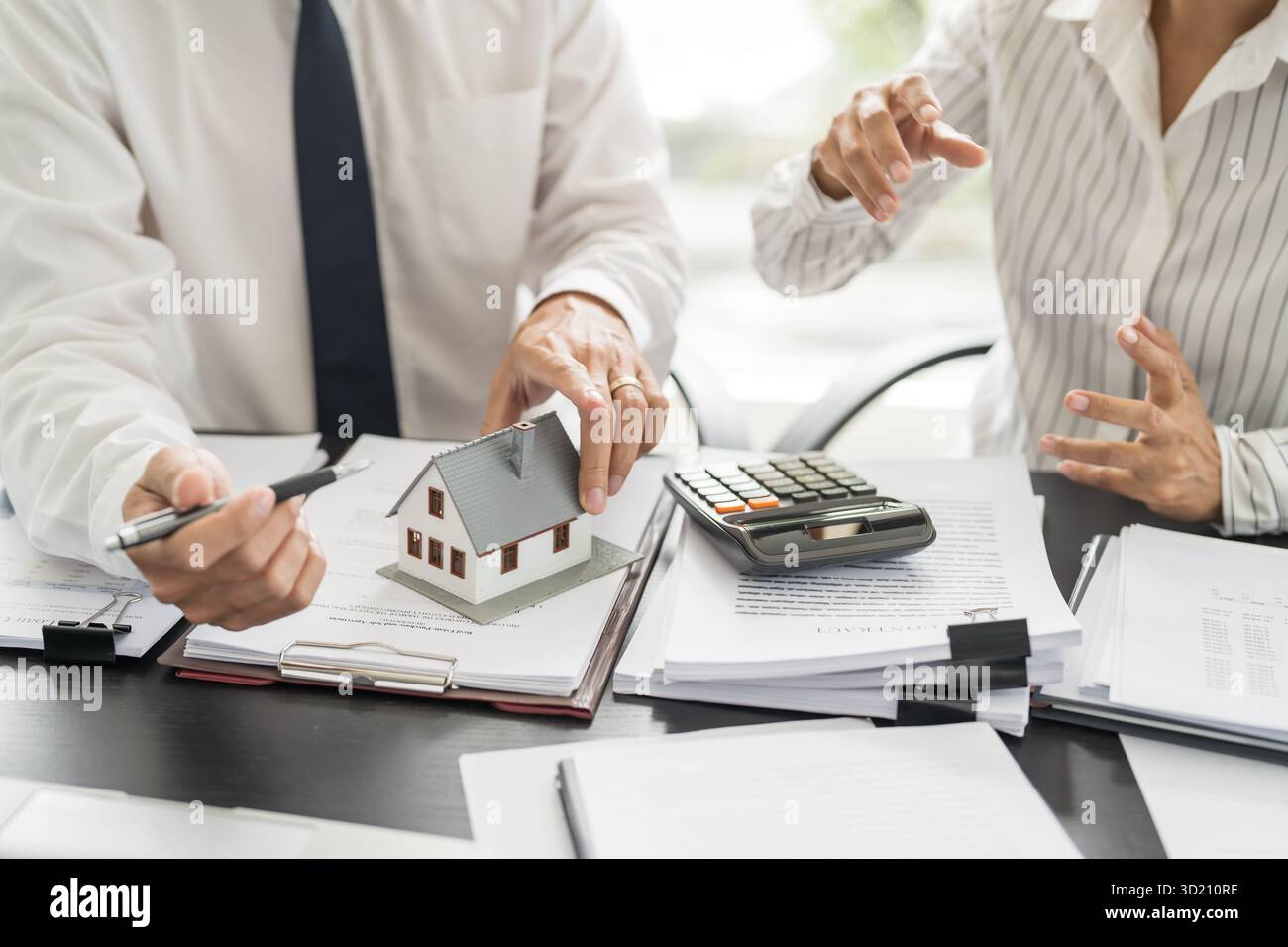 Immobilieninvestitionen Immobilienversicherung und -Sicherheit. Immobilienmakler bieten Haus an Stockfoto