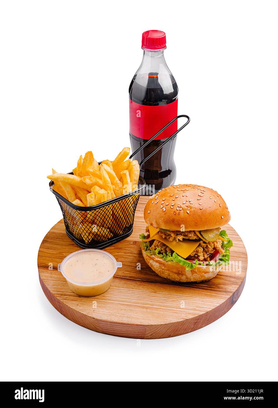 Köstliche Burgermahlzeit mit Pommes und alkoholfreiem Getränk, serviert auf einer Holzplatte Stockfoto