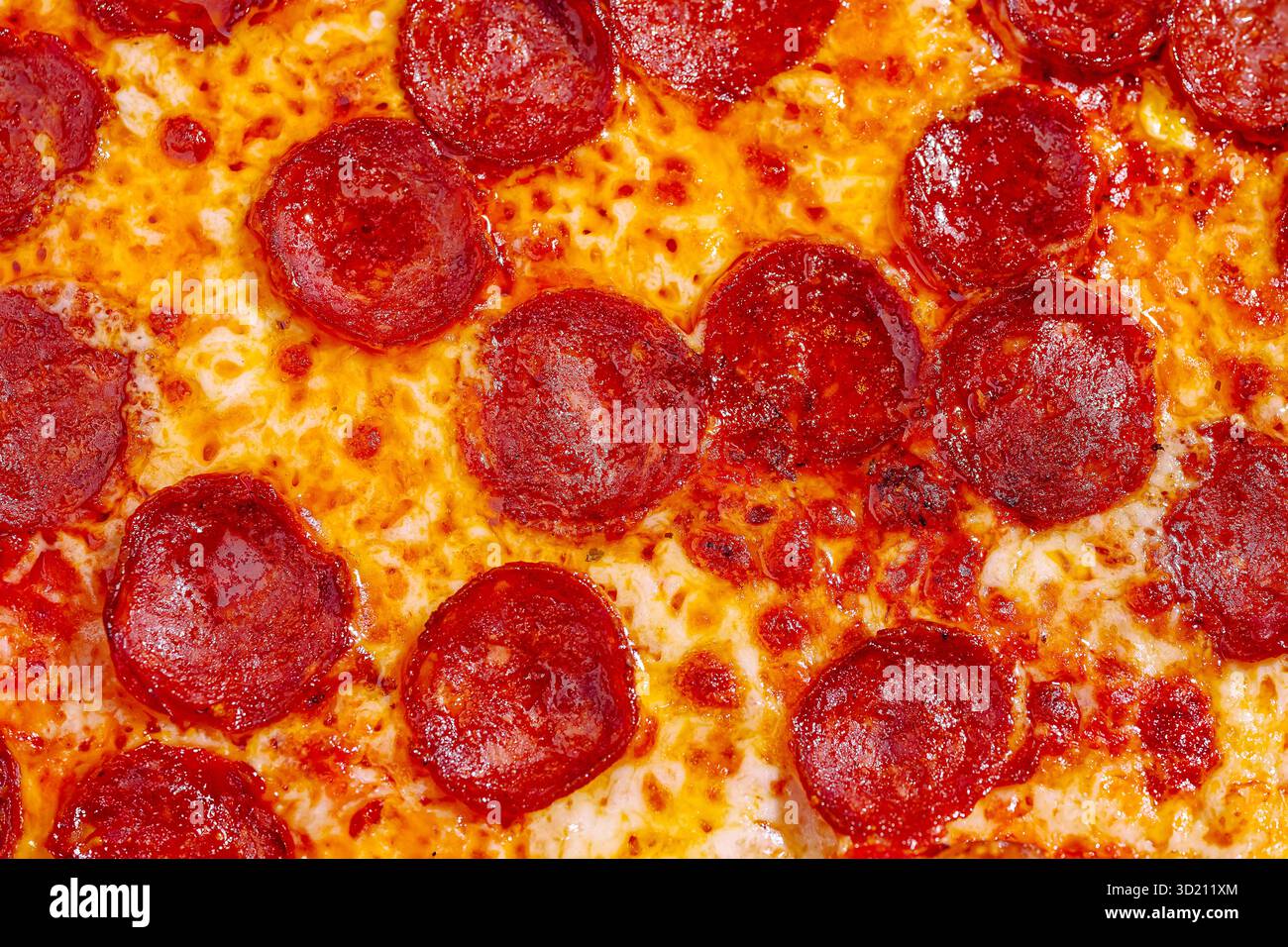 Köstliche Peperoni-Pizza frisch aus dem Ofen mit geschmolzenem Käse und knuspriger Kruste perfekt für ein Familientreffen Stockfoto