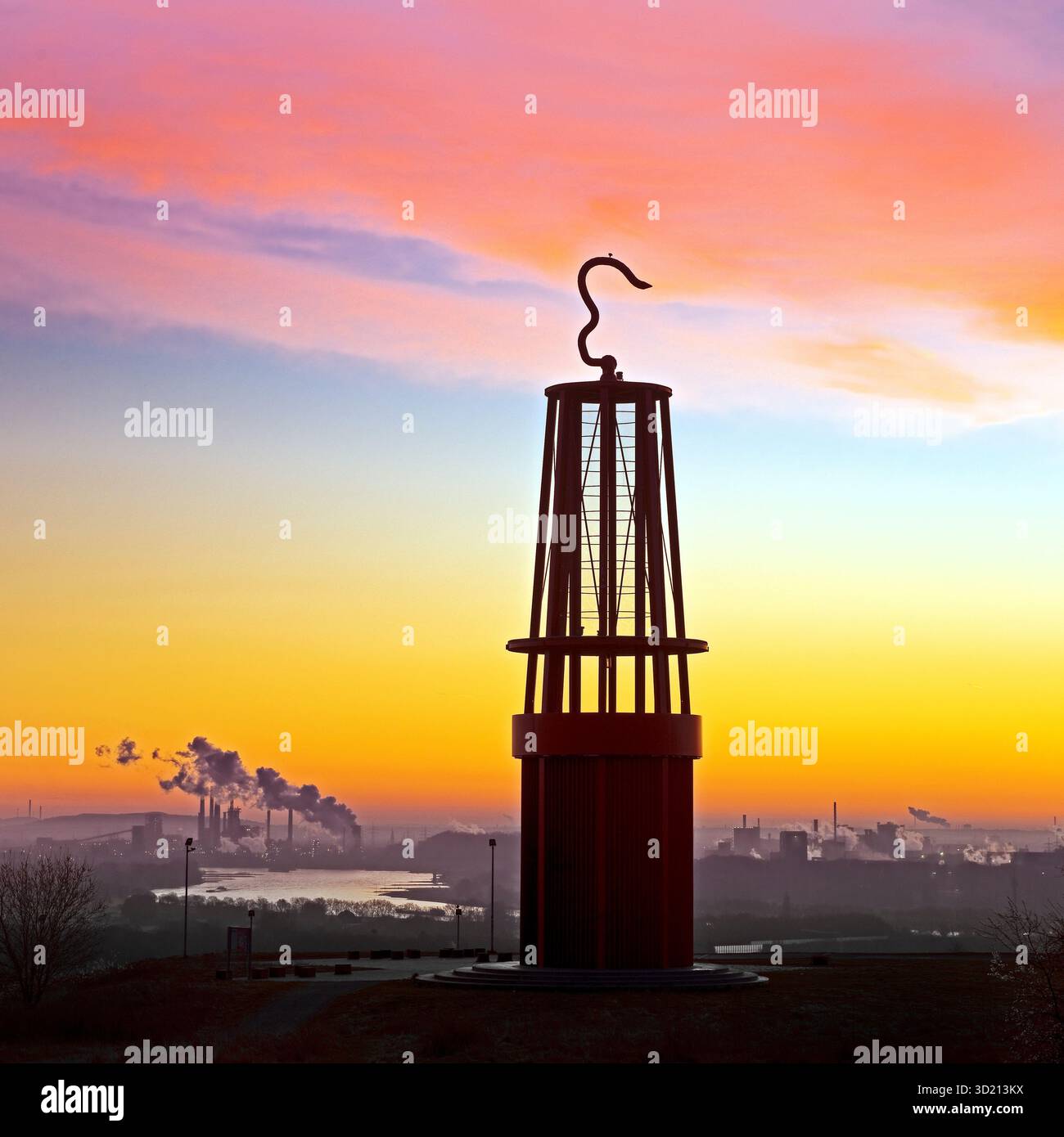 Kunstwerk Geleucht von Otto Piene bei Sonnenaufgang, Halde Rheinpreussen, Moers, Ruhrgebiet, Niederrhein, Nordrhein-Westfalen, Deutschland, Europa Stockfoto