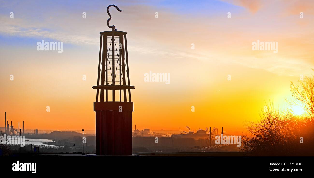 Kunstwerk Geleucht von Otto Piene bei Sonnenaufgang, Halde Rheinpreussen, Moers, Ruhrgebiet, Niederrhein, Nordrhein-Westfalen, Deutschland, Europa Stockfoto