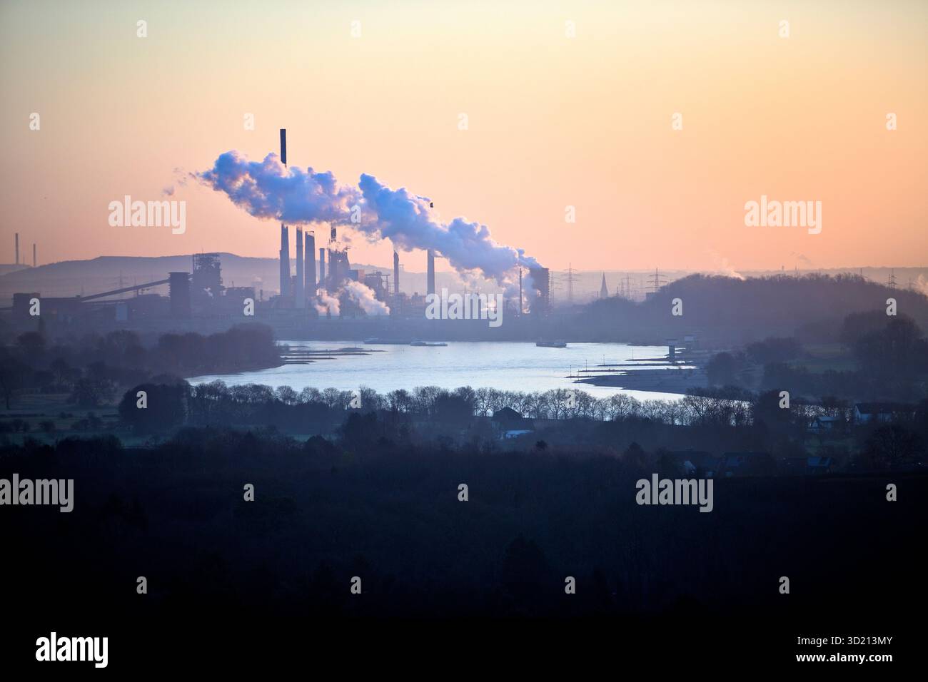 Blick vor Sonnenaufgang vom Rheinpreussen Schlackenhaufen auf den Rhein in Duisburg mit dem Werk Thyssen Krupp Bruckhausen, deutsch Stockfoto
