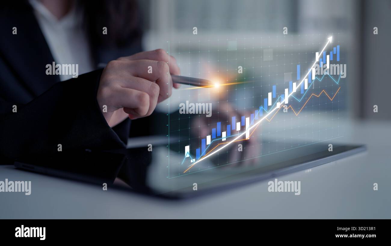 Eine professionelle Person analysiert Daten auf einem Tablet und zeigt digitale Diagramme und Diagramme, die Wachstum und finanzielle Leistung in einem modernen Stockfoto